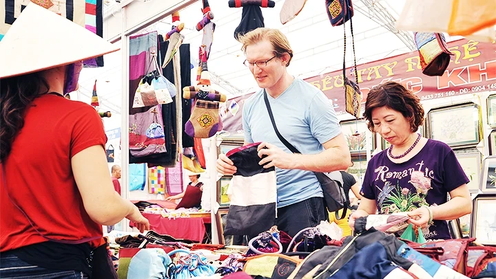 Craft items attract tourists’ interest. (Photo: HAI NAM)