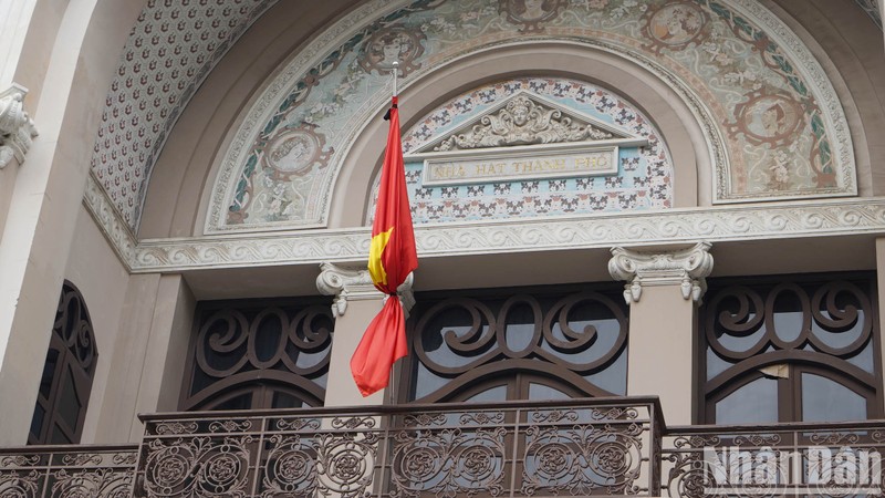 According to the announcement of the board for the state funeral of Party General Secretary Nguyen Phu Trong, his funeral will be held in the national mourning etiquette on July 25-26. During the two days of national mourning, national flags will be flown at half-mast, at State offices and public places, and recreational and entertainment activities will be suspended.