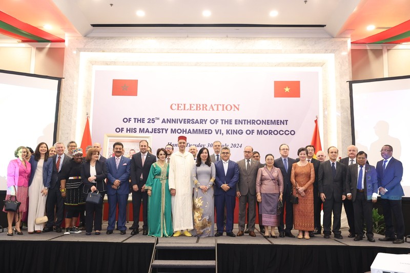 The delegates pose for a photo at the celebration. (Photo: The Embassy of the Kingdom of Morocco in Vietnam)