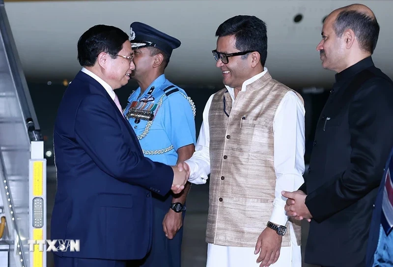 Indian officials welcome Prime Minister Pham Minh Chinh at Palam Military Airport, New Delhi. (Photo: Duong Giang/VNA)