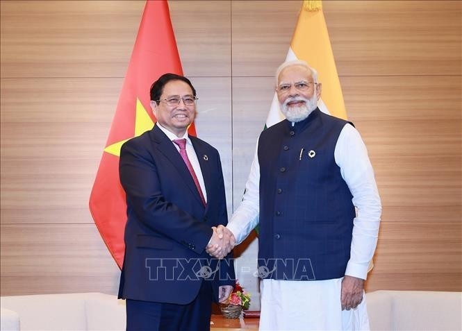 PM Pham Minh Chinh (left) and his Indian counterpart Narendra Modi meets at the expanded G7 Summit in Hiroshima, Japan, on May 20, 2023. (Photo: VNA) 