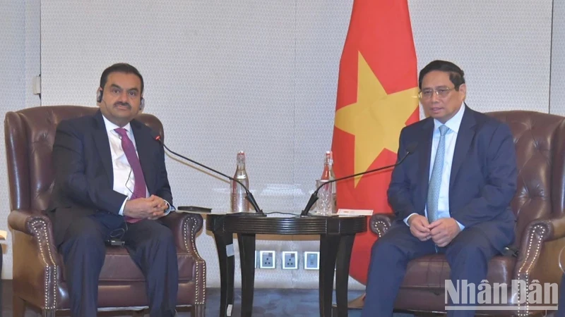 Prime Minister Pham Minh Chinh (right) and Gautam Adani, Chairman and Founder of Adani Group, at their meeting in New Delhi on July 31. (Photo: NDO)