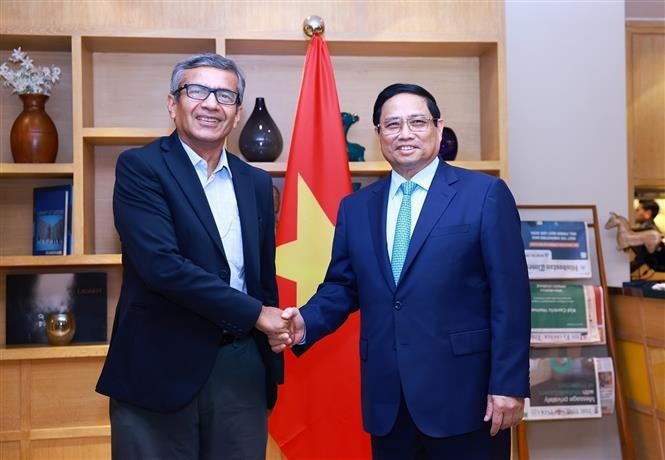 Prime Minister Pham Minh Chinh (R) and Rajesh Kumar Singh, Chairman of the National Industrial Corridor Development Corporation (NICDC) Limited at their meeting New Delhi on July 31 (Photo: VNA)