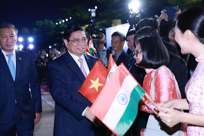 Prime Minister Pham Minh Chinh is greeted at the airport in New Delhi (Photo: VNA)