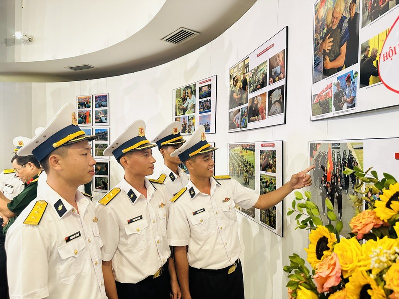 Young soldiers view the photos at the exhibition. 