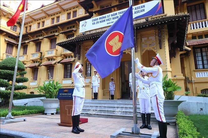 At the Hanoi flag-hoisting ceremony marking ASEAN’s 57th anniversary on August 8. (Photo: VNA)