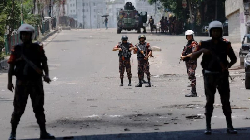 Members of Border Guard Bangladesh (BGB) stand guard outside the state-owned Bangladesh Television studio as violence erupts after anti-quota protests by students, in Dhaka, Bangladesh, July 19, 2024. (Photo: REUTERS)