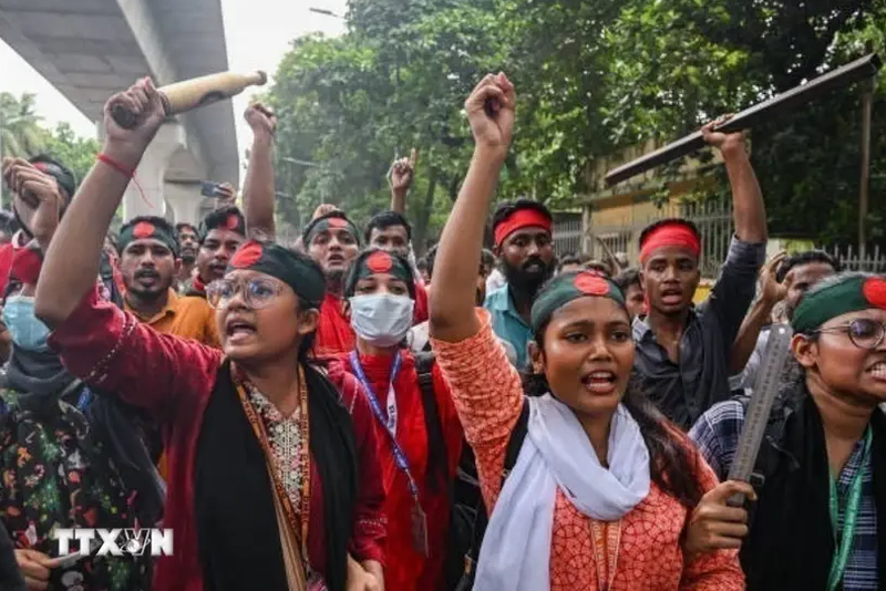 Protesters in Dhaka, Bangladesh on August 4. (Photo: Getty Images/VNA)