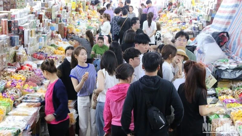 Korean tourists visit and shop at Han Market in Da Nang. (Photo: ANH DAO)