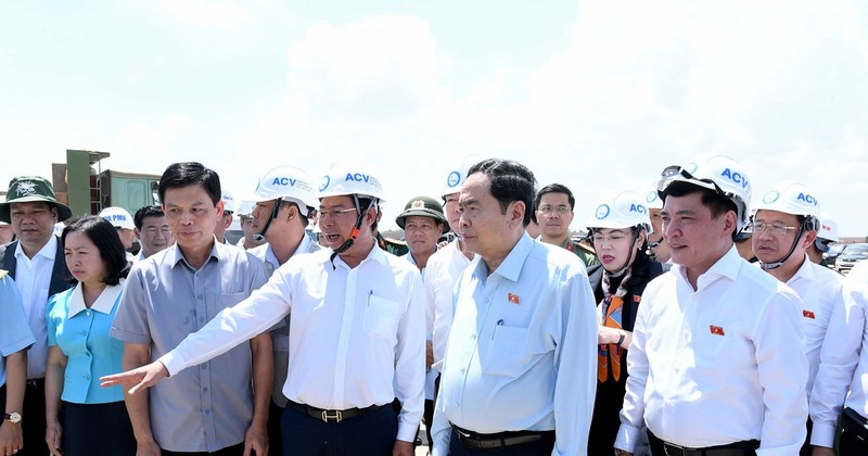 Chairman of the National Assembly Tran Thanh Man (front row, 2nd from right) listens to a report on Phase 1 of the Long Thanh International Airport project. (Photo: daibieunhandan.vn) 