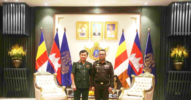 Vietnamese Deputy Defence Minister Sen. Lieut. Gen. Hoang Xuan Chien (L) and Cambodian Deputy Prime Minister and Minister of Defence General Tea Seiha (Photo: VNA) 