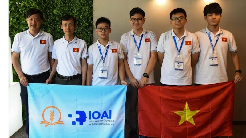 Students from Hanoi-Amsterdam High School for the Gifted won the bronze medal. 