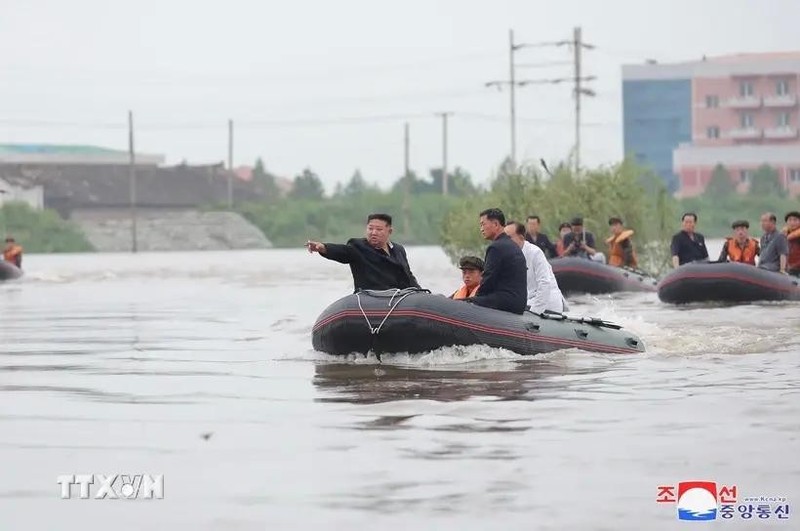 DPRK leader's Kim Jong Un is inspecting flooded areas in the northwest by boat (Photo: KCNA/VNA)