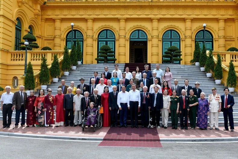 Party General Secretary and President To Lam meets with former guar and medical workers who served President Ho Chi Minh during the time he lived and worked at the Presidential Palace in Hanoi from 1954-1969. (Photo: NDO)