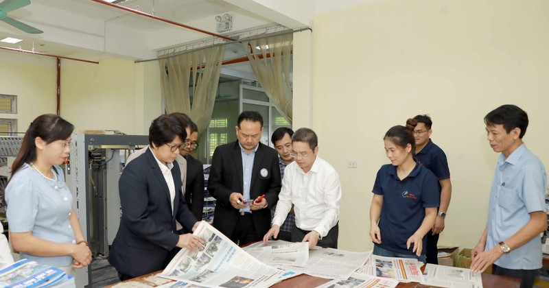 Representatives of the Thai Journalists Association visit the printing house of Vinh Phuc Newspaper on August 14. (Photo: VNA) 