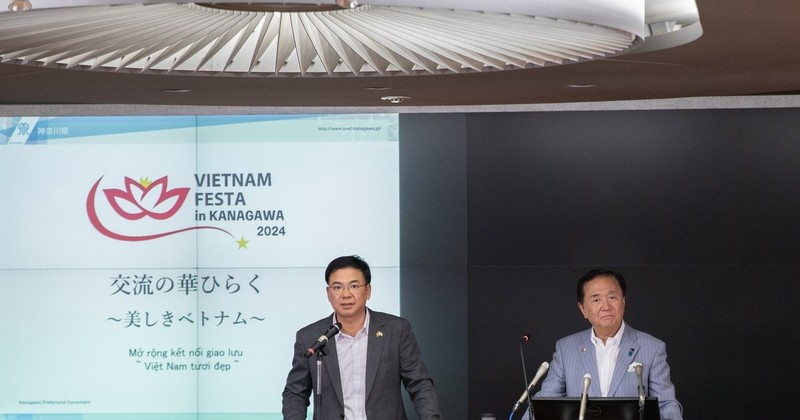 Vietnamese Ambassador Pham Quang Hieu (left) and Governor of Kanagawa prefecture Kuroiwa Yuji at the press conference on August 14 (Photo: VNA) 