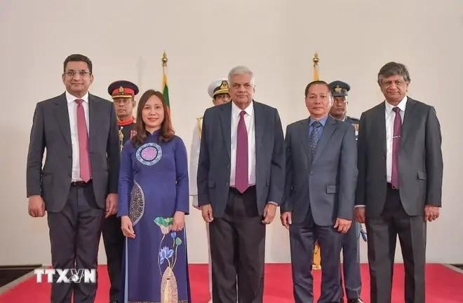 Vietnamese Ambassador to Sri Lanka Trinh Thi Tam, Sri Lankan President Ranil Wickremesinghe at participants at the credential-presenting ceremony (Photo: VNA)