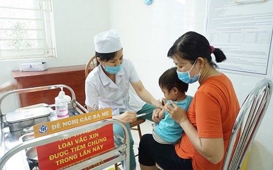 A child is vaccinated in Can Tho city as part of the national expanded programme on immunisation. (Photo: EPI) 