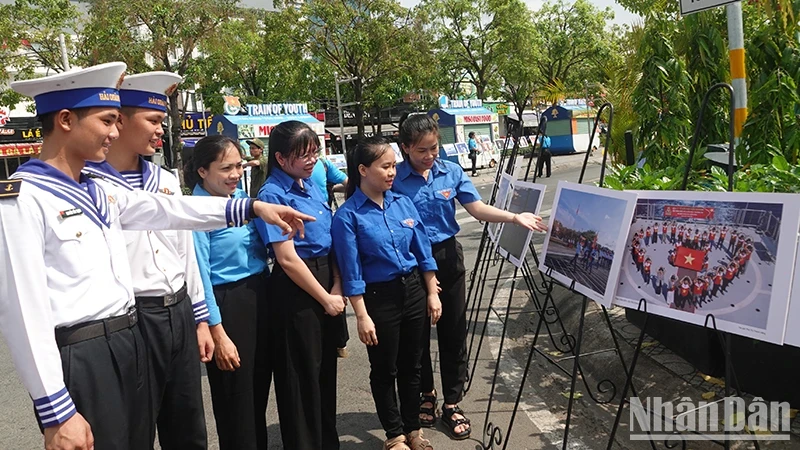 Young people visit the exhibition “Beloved Truong Sa!”.