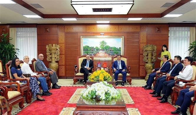 Representatives of Hai Duong province receive the delegation of the Cuban Embassy in Vietnam and the Vietnam Union of Friendship Organisations. (Photo: VNA)