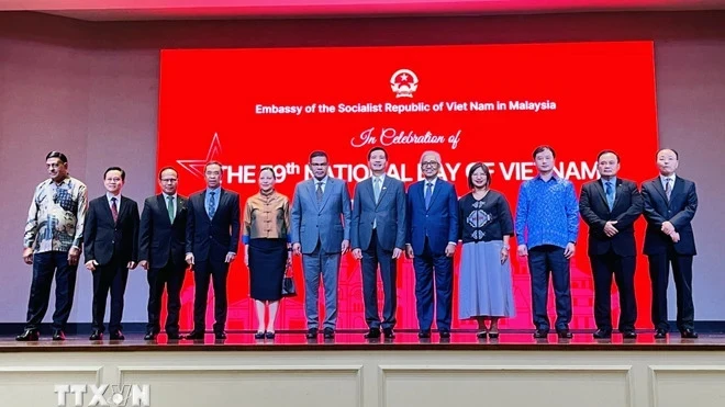 Vietnamese Ambassador to Malaysia Dinh Ngoc Linh and Minister of Home Affairs of Malaysia Datuk Seri Saifuddin Nasution bin Ismail pose for a photo with ambassadors and chargé d'affaires from various countries. (Photo: Thanh Trung/VNA)