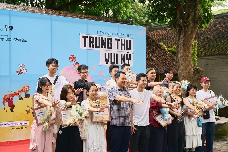 The exhibition features the participation of 47 young painters from both Vietnam and abroad.