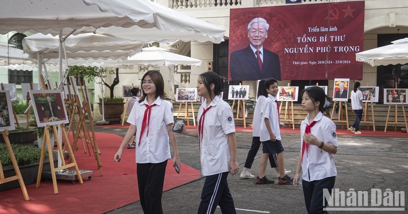 Teachers and students from Hoan Kiem Secondary School visit the photo exhibition.