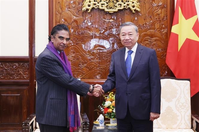 Party General Secretary and President To Lam (R) and outgoing Sri Lankan Ambassador to Vietnam Sajeewa Umanga Mendis. (Photo: VNA) 