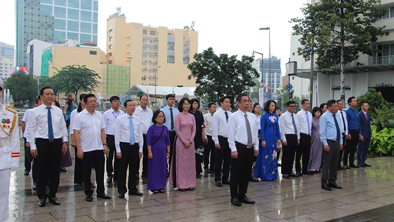 The delegations lay flowers in memory of President Ho Chi Minh at the President Ho Chi Minh Statue Park.