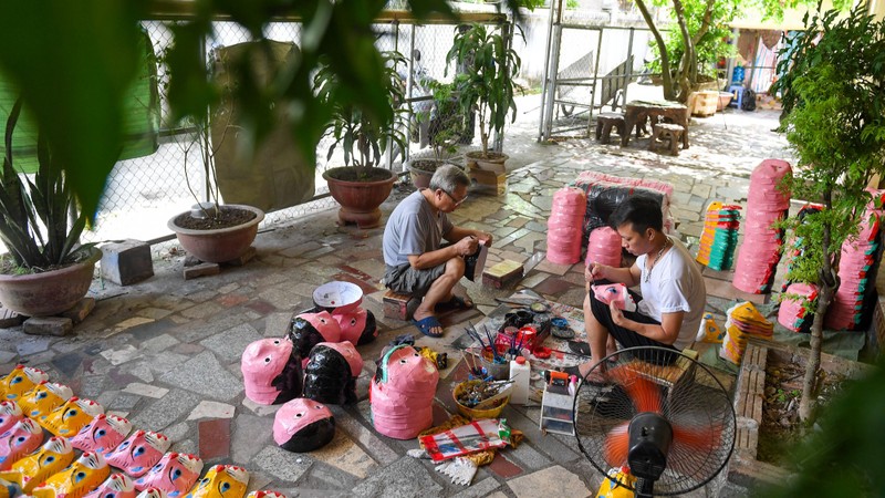 Ong Hao Village is one of the most famous traditional Mid-Autumn Festival toy-making villages in the country.