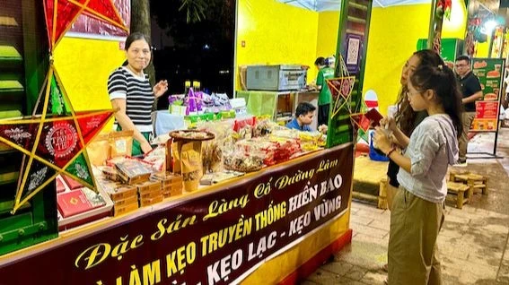 A stall selling specialties from Duong Lam Ancient Village, in Son Tay Town (Hanoi), at the Hanoi Tourism Gift Festival 2024.