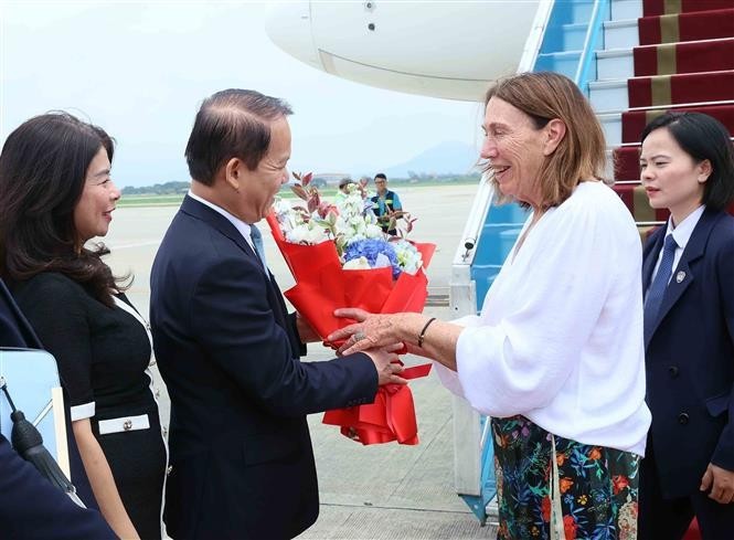 Chairman of the National Assembly's Law Committee Hoang Thanh Tung welcomes President of the Australian Senate Sue Lines at Noi Bai International Airport in Hanoi on August 24. (Photo: VNA) 