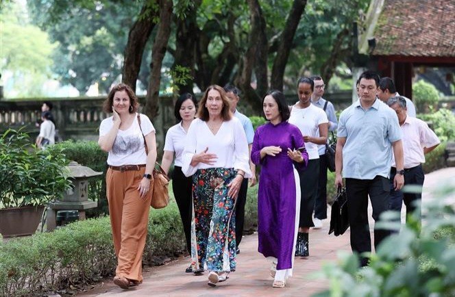 President of the Australian Senate Sue Lines (C) visits the special national relic Van Mieu-Quoc Tu Giam. (Photo: VNA) 