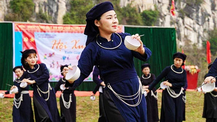 A performance of bowl dance in Bac Kan Province.