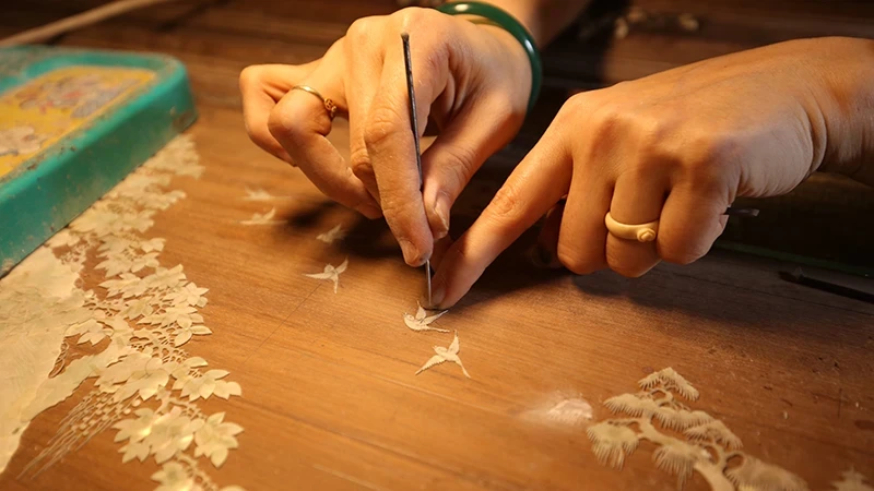 Workers make traditional products at Chuyen My Pearl Inlay Craft Village, Phu Xuyen District, Hanoi. (Photo: DUY KHANH)