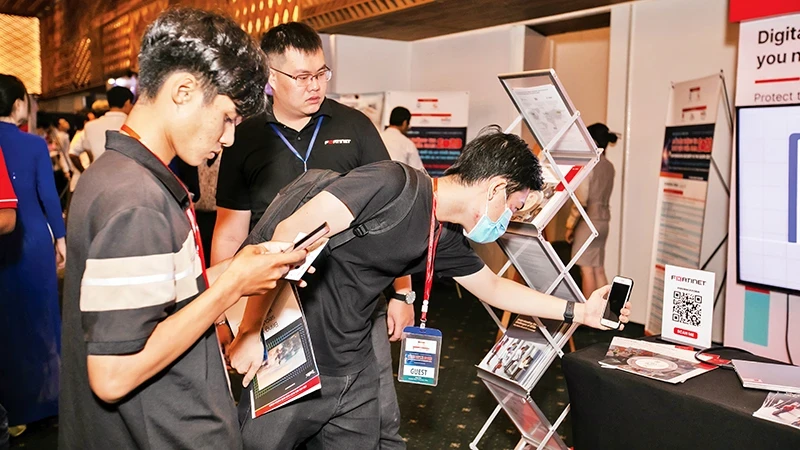 Customers experience data security software during the digital transformation process in Ho Chi Minh City.