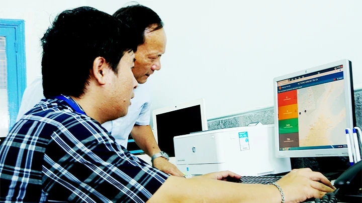 Monitoring fishing vessels at the Binh Dinh Provincial Fisheries Sub-Department. (Photo: NAM HAI)