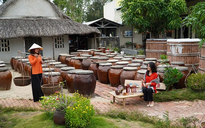 The traditional fish sauce-making craft in Cua Khe Fishing Village, Thang Binh District, is one of the highlights in drawing tourists. (Photo: KIM LIEN)