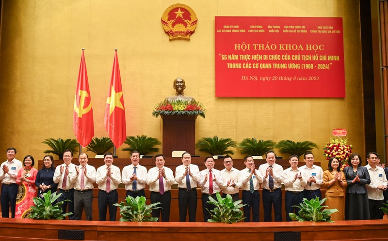 Chairman of the National Assembly Tran Thanh Man, along with other Party and State leaders and other delegates, attend the conference.