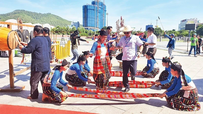 The performance of a part of Cha Mun Festival of the Black Thai people in Thanh Hoa Province. (Photo: LUONG TUNG)