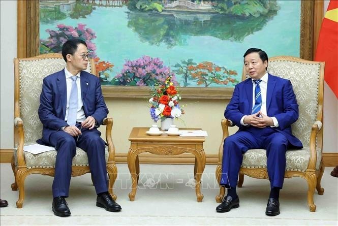 Deputy PM Tran Hong Ha (right) receives CCCC Executive Director Wang Haihuai in Hanoi on August 28. (Photo: VNA)