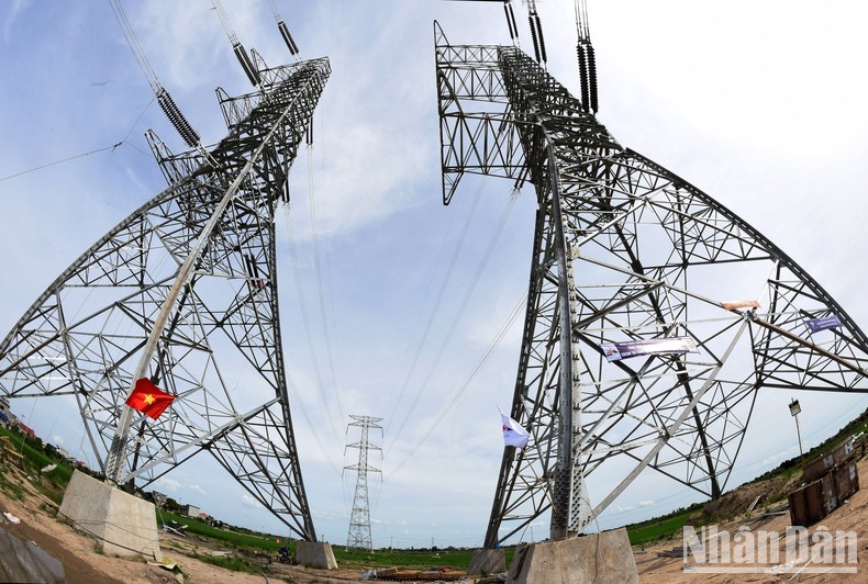 Quang Trach – Pho Noi 500kV circuit-3 power transmission line. (Photo: NDO)