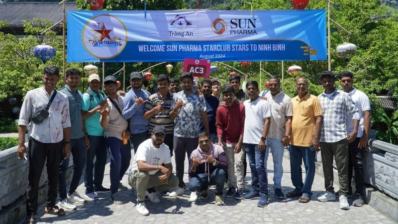 The first members from a group of 4,500 Indian tourists arrive in Ninh Binh Province. (Photo: Le Hoang)