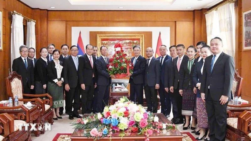 A delegation of the Lao Ministry of Foreign Affairs comes to the Vietnamese Embassy to congratulate Vietnam on the 79th anniversary of its National Day. (Photo: VNA) 