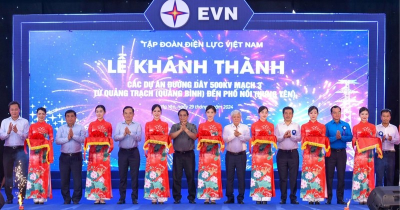 Prime Minister Pham Minh Chinh and the delegates perform the plaque-unveiling ceremony for the Circuit-3 500kV transmission line projects.