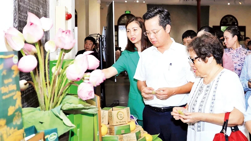 Delegates experience the unique dishes of restaurants and eateries in Hoan Kiem District.