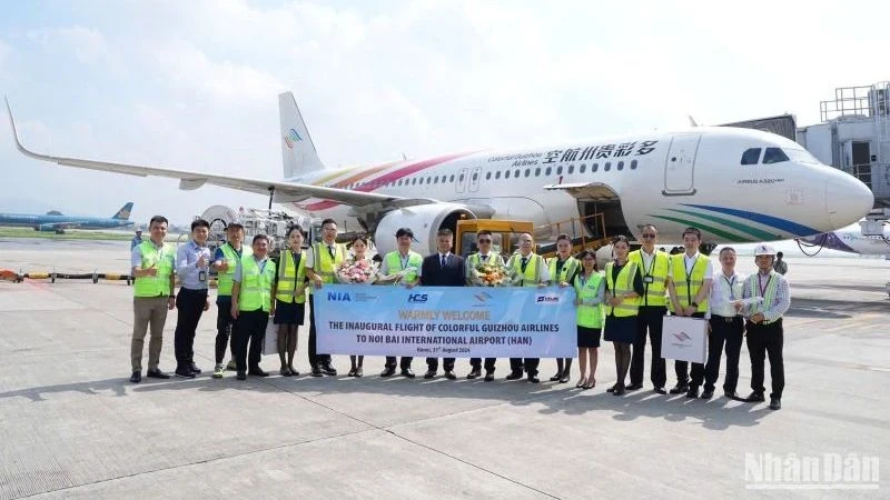 Leaders of Noi Bai International Airport and representatives of units operating at the airport congratulate Colorful Guizhou Airlines on the opening of its new route to Hanoi.