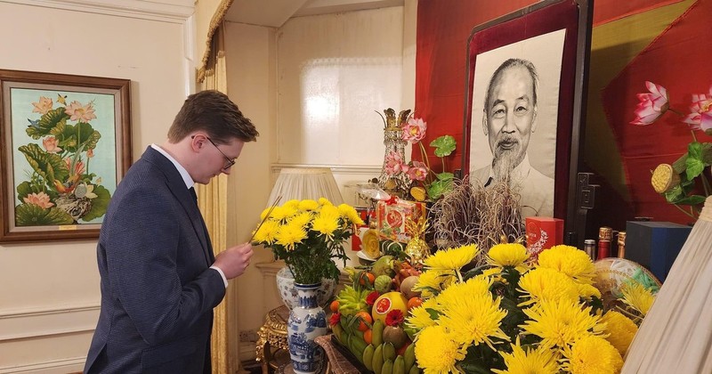 British researcher Kyril Whittaker offers incense in tribute to President Ho Chi Minh at the Vietnamese Embassy in London (Photo: VNA)