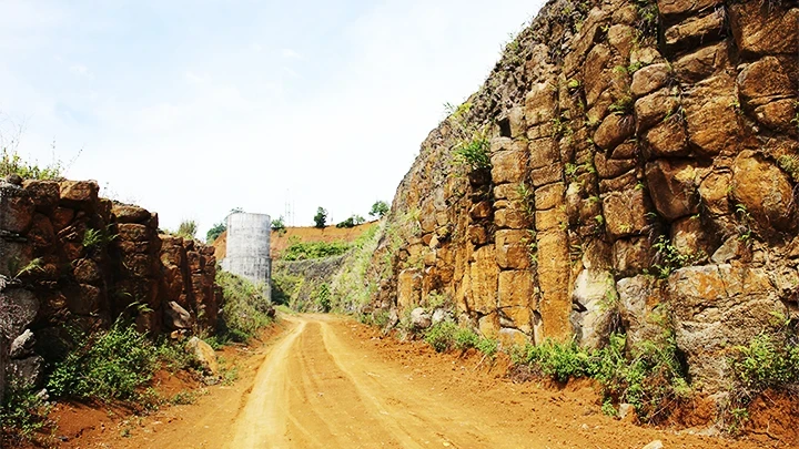 Exploring “Ganh da dia” (The Cliff of Stone Plates) on mountain