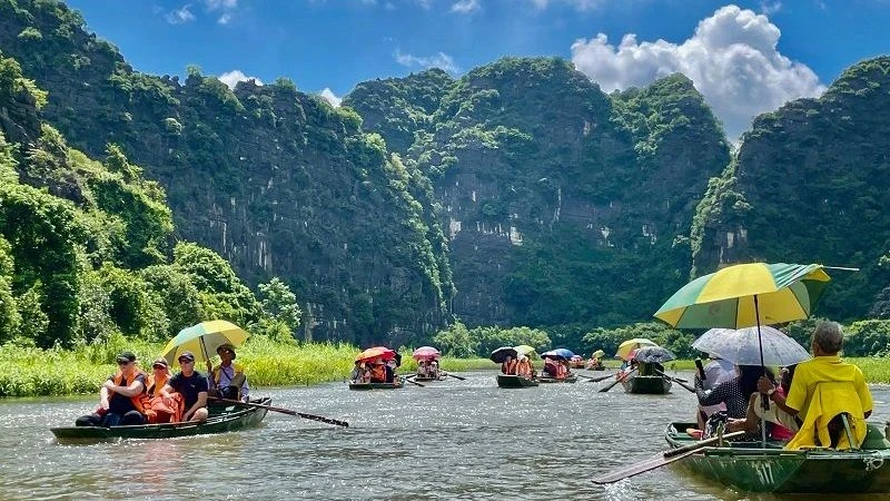 During the National Day holiday, travellers are inclined to choose short trips to nearby destinations. (Photo: Tourists visiting Tam Coc site in Ninh Binh Province)